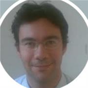 Docente di scuola superiore impartisce lezioni di matematica, fisica e chimica (superiori) e matematica e scienze (medie)